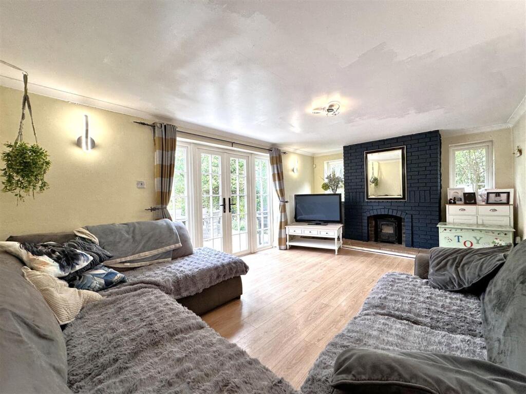 Spacious Living Room 990