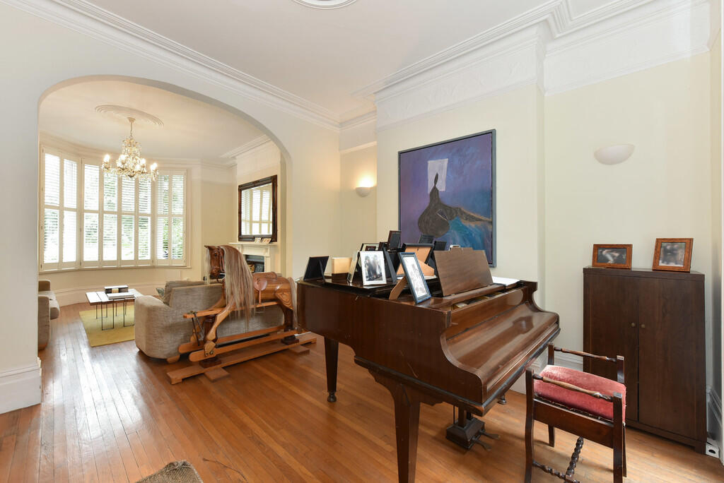 22 Meynell Cresce...