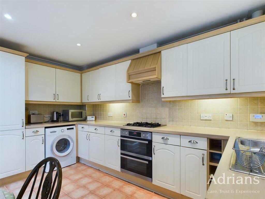 KITCHEN / DINING