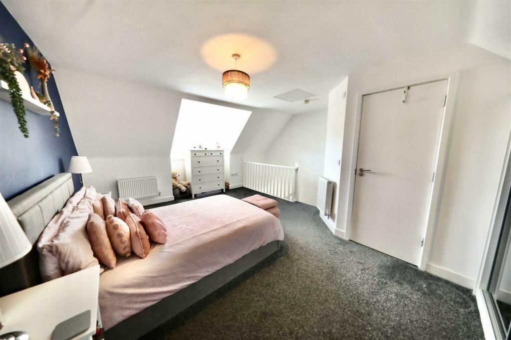 86 Boothferry - Bed 4.jpg