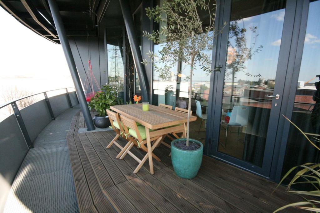 Curved Balcony View 3