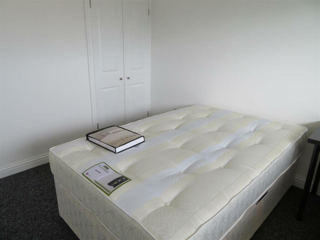 13 Milverton Bed4b.JPG
