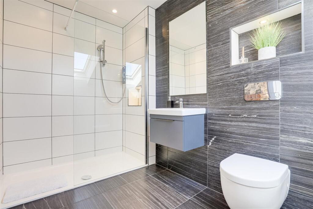 Bedroom Four En Suite.jpg