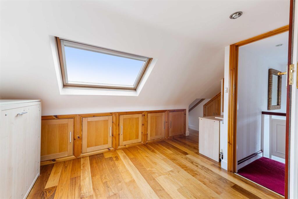 41 Oaklands Avenue, Isleworth TW7-30.jpg