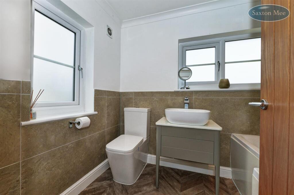 35, The Avenue - bathroom 2222.jpg