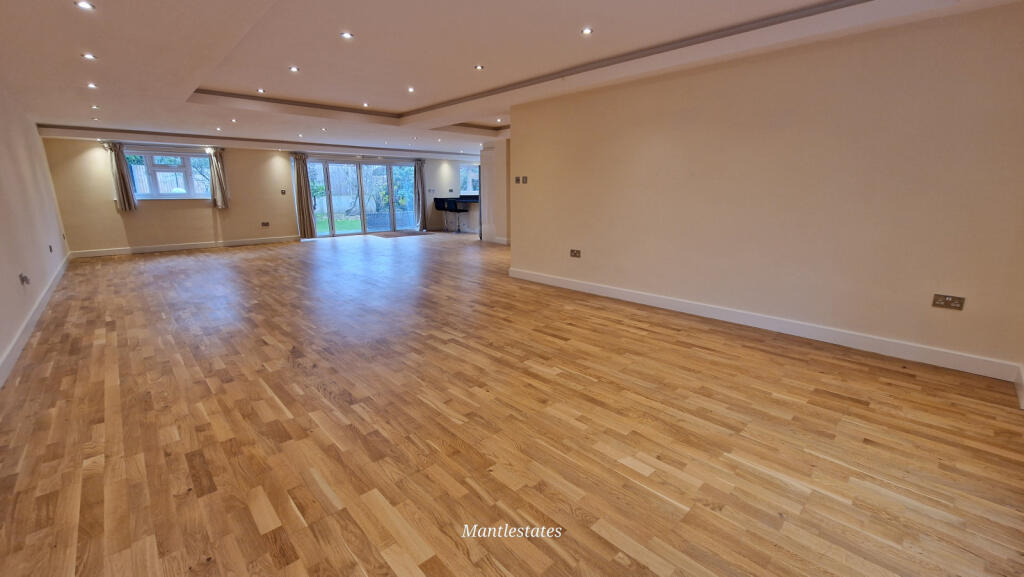 LOUNGE - DINING AREA