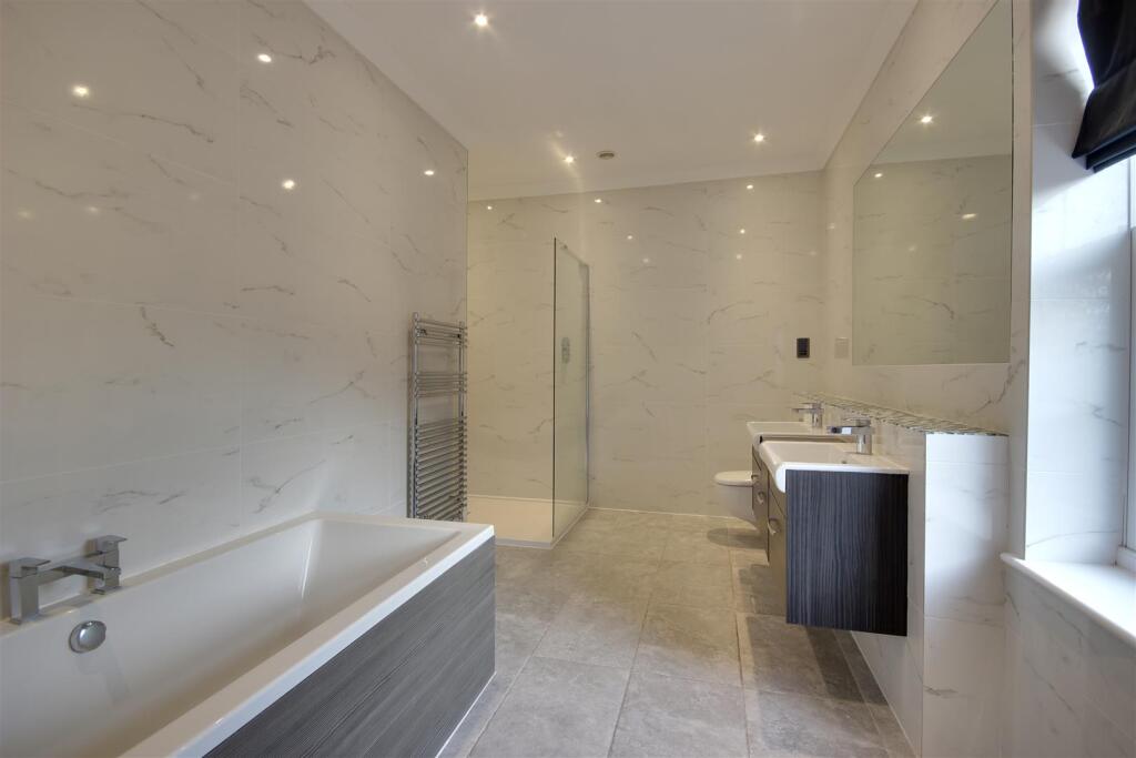 En-suite Bath/Shower Room