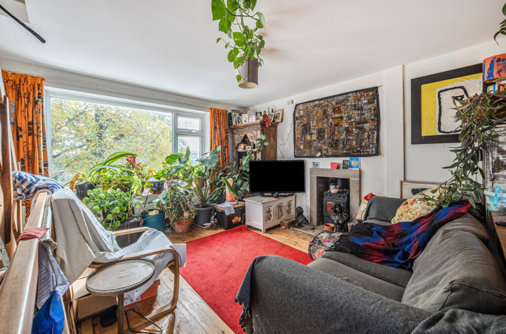 1372559-5-68fb59f...