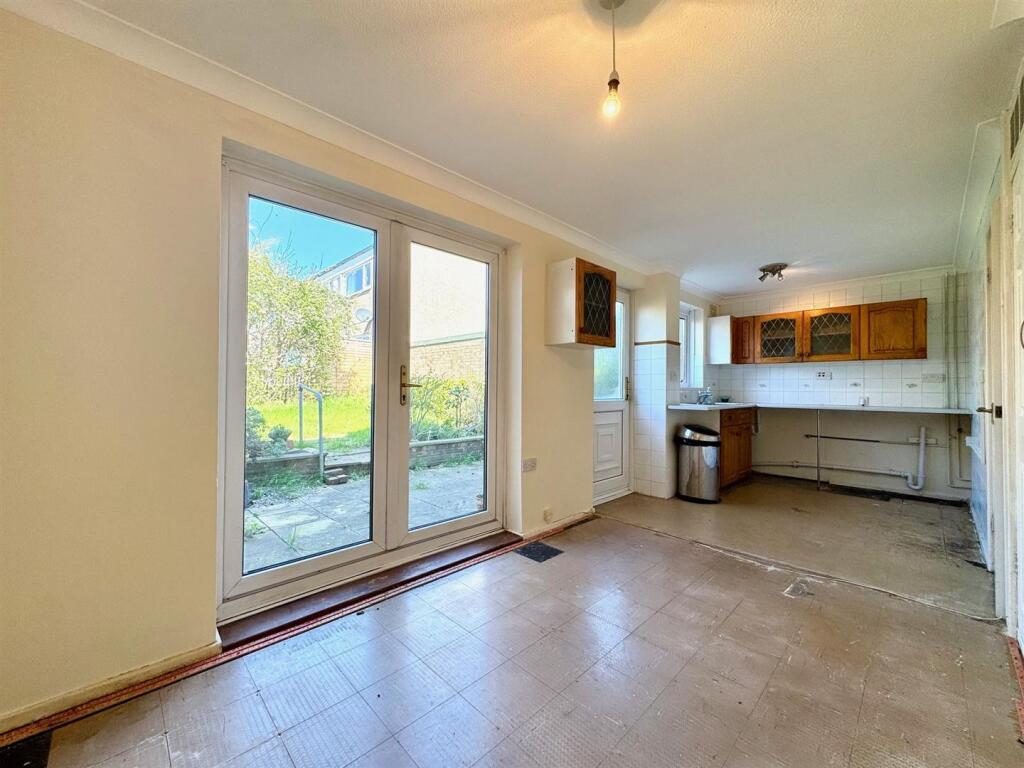 OPEN PLAN KITCHEN/DINING ROOM