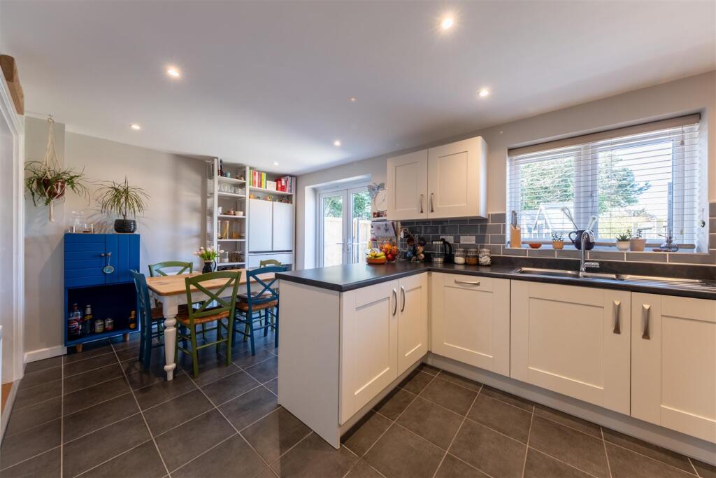 15 Wavell Way-001.jpg