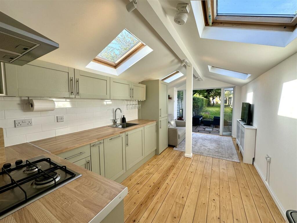 OPEN PLAN KITCHEN/LOUNGE AREA