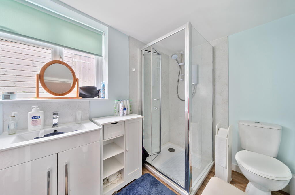 Shower Room (Annexe)