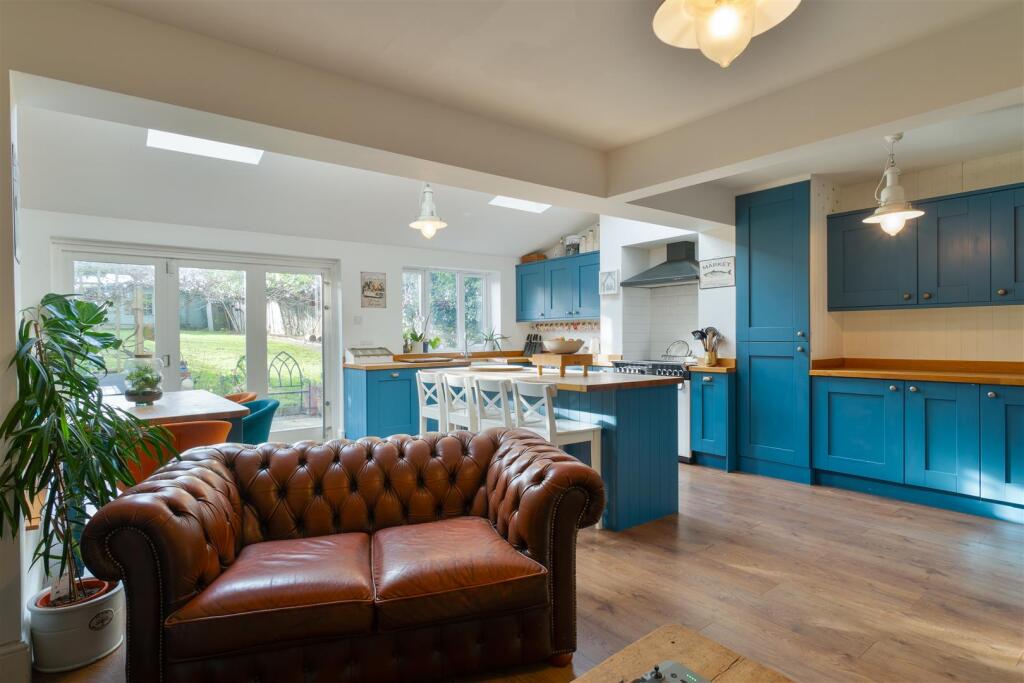 Kitchen dining area.jpg