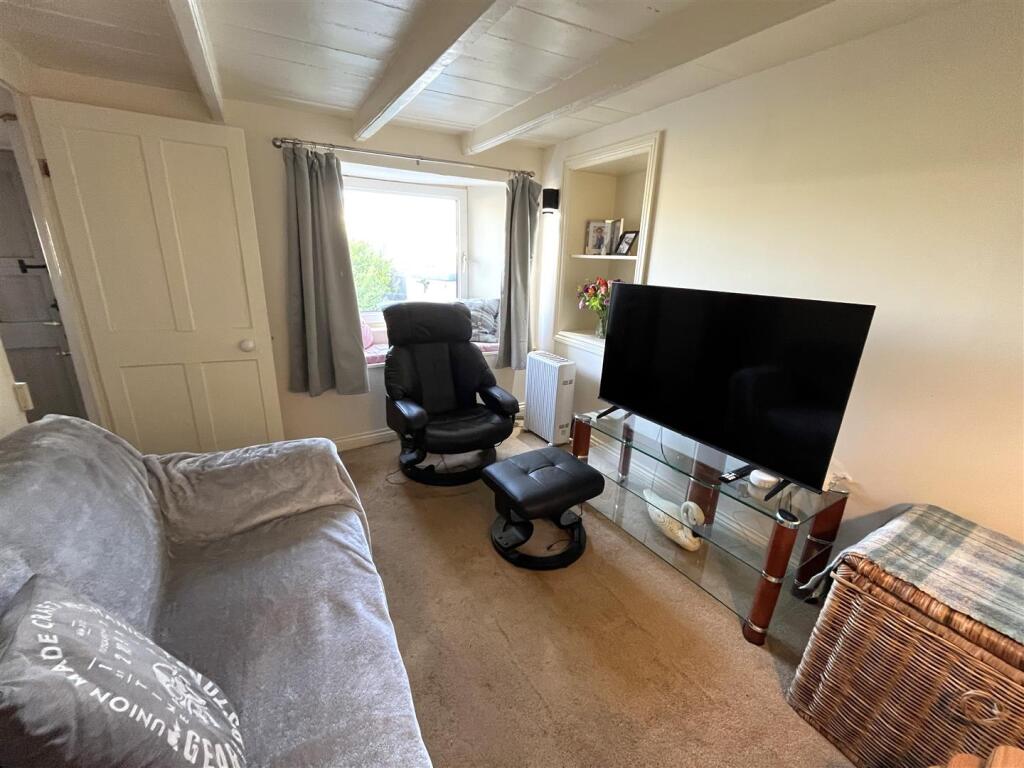 sitting room 2.JPG