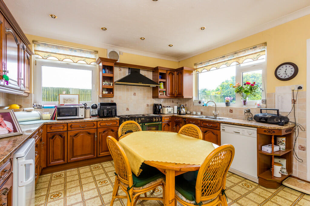 Kitchen/breakfast...