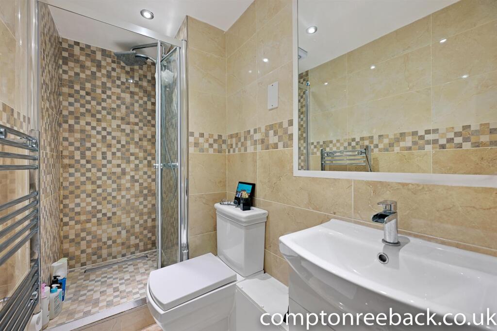 CR - 89 South Lodge - Ensuite (1).jpg
