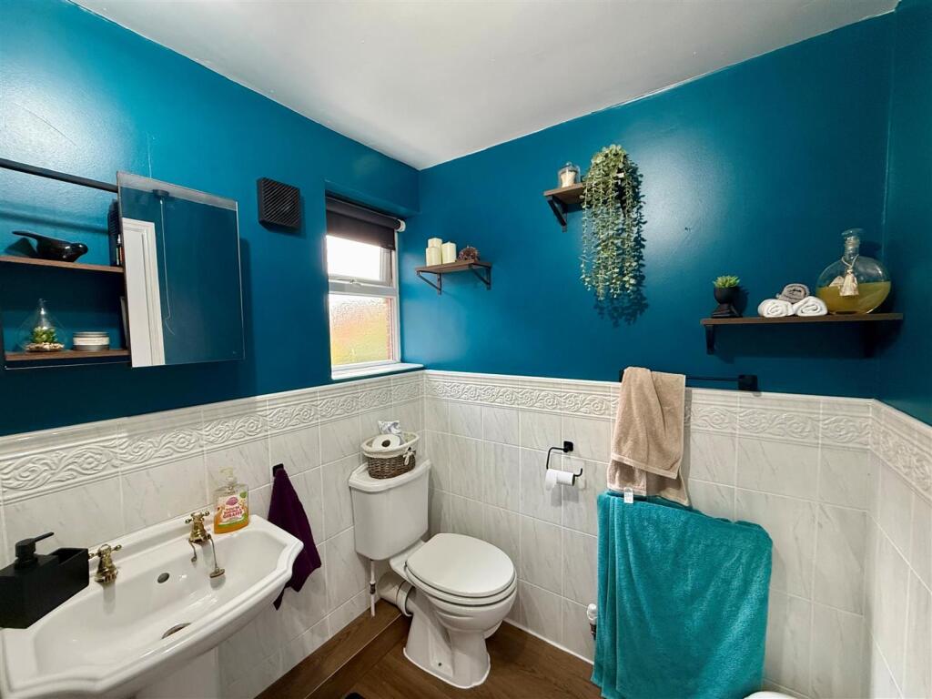 bathroom 2.jpg