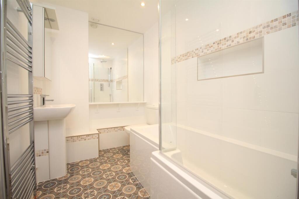 Flat 6, 13 Canterbury Road Bathroom.JPG