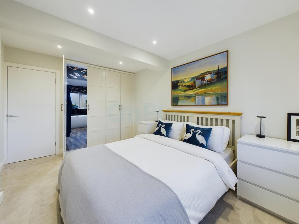 CAM04024G0-PR0013-STILL019