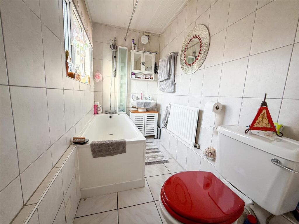 GROUND FLOOR BATHROOM