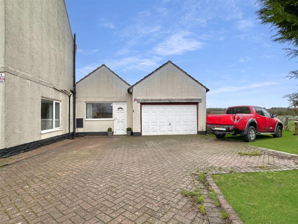 DOUBLE GARAGE &amp; Block Paved Driveway 584