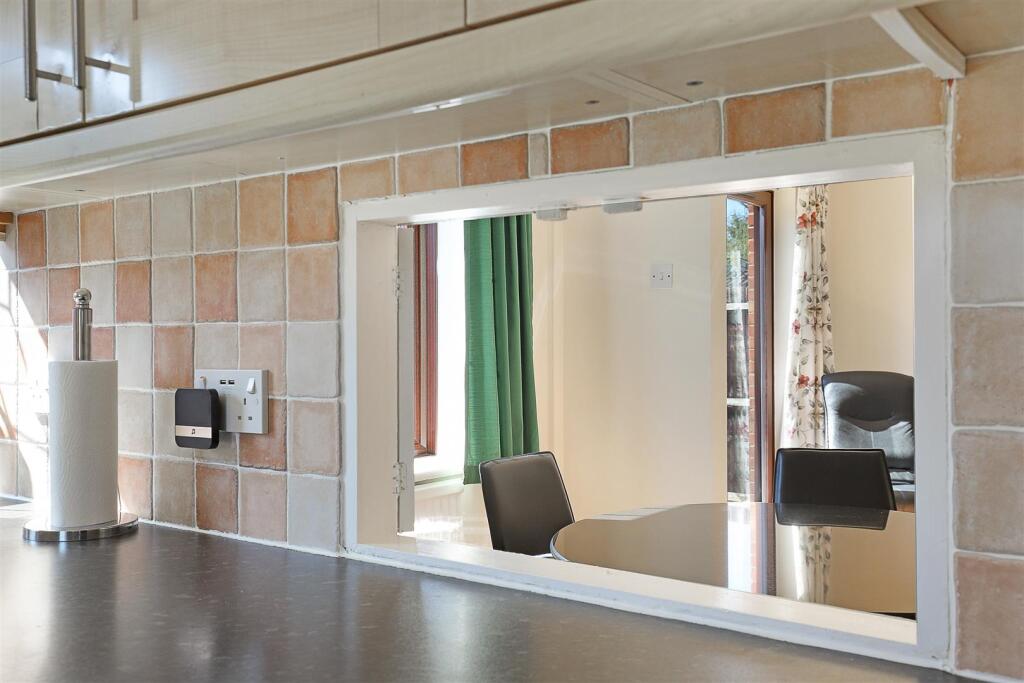 Kitchen/Serving Hatch