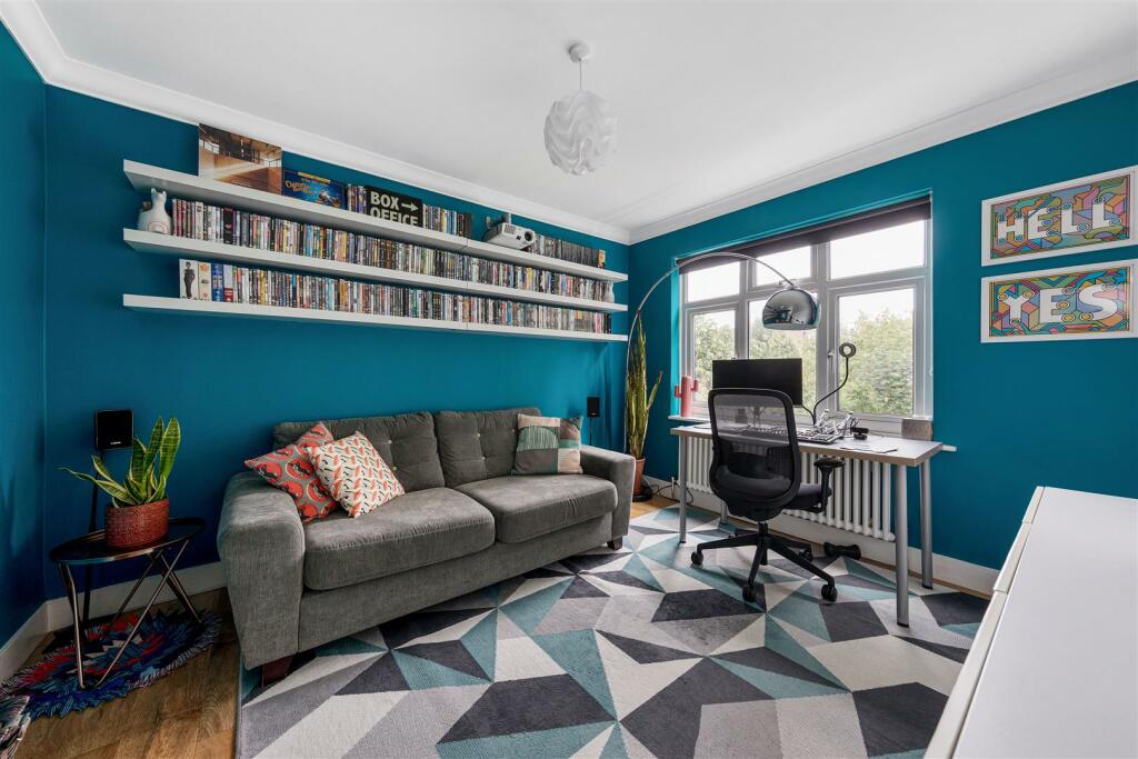 92 Cavendish Drive, E11