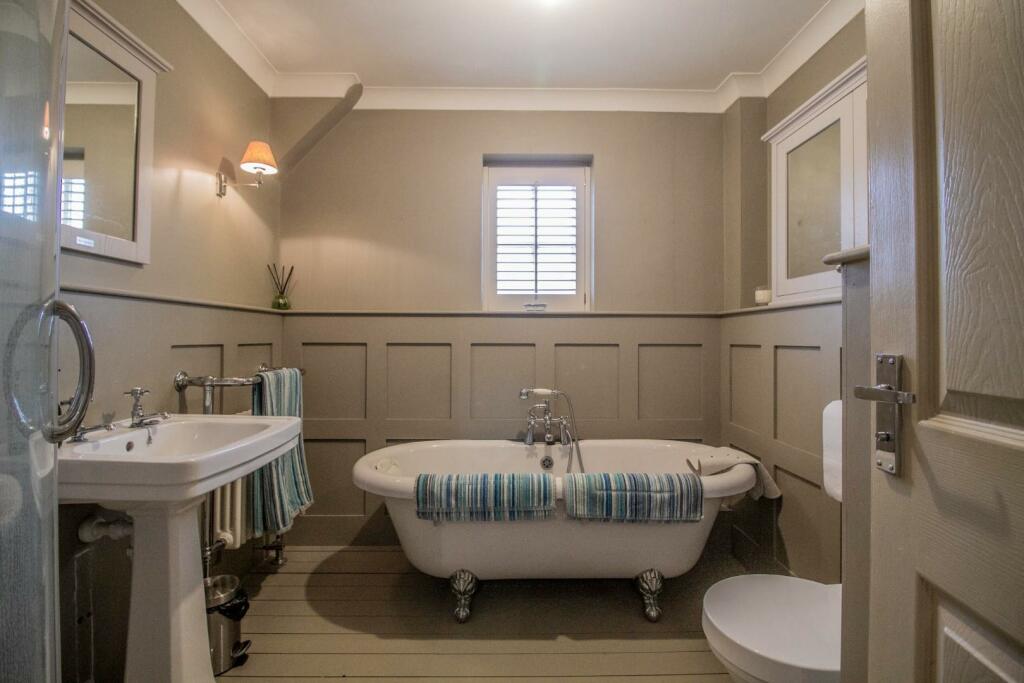 4 Bear Meadow, Beyton [Bathroom] 01.jpg