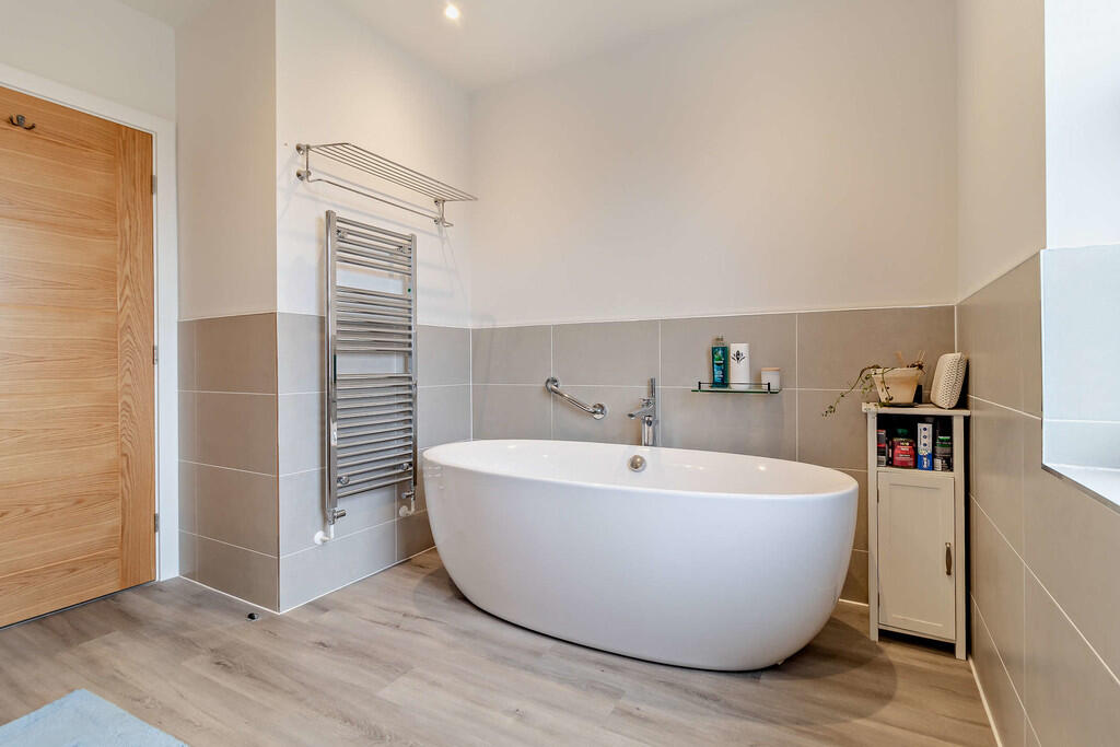 8587091-interior1...