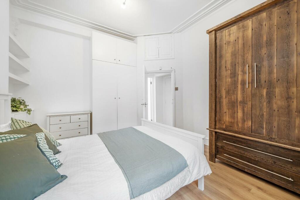 Bedroom 1 (2).JPG