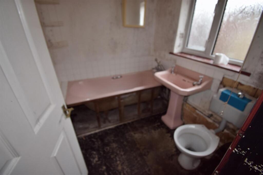 Downstairs Bathroom/WC
