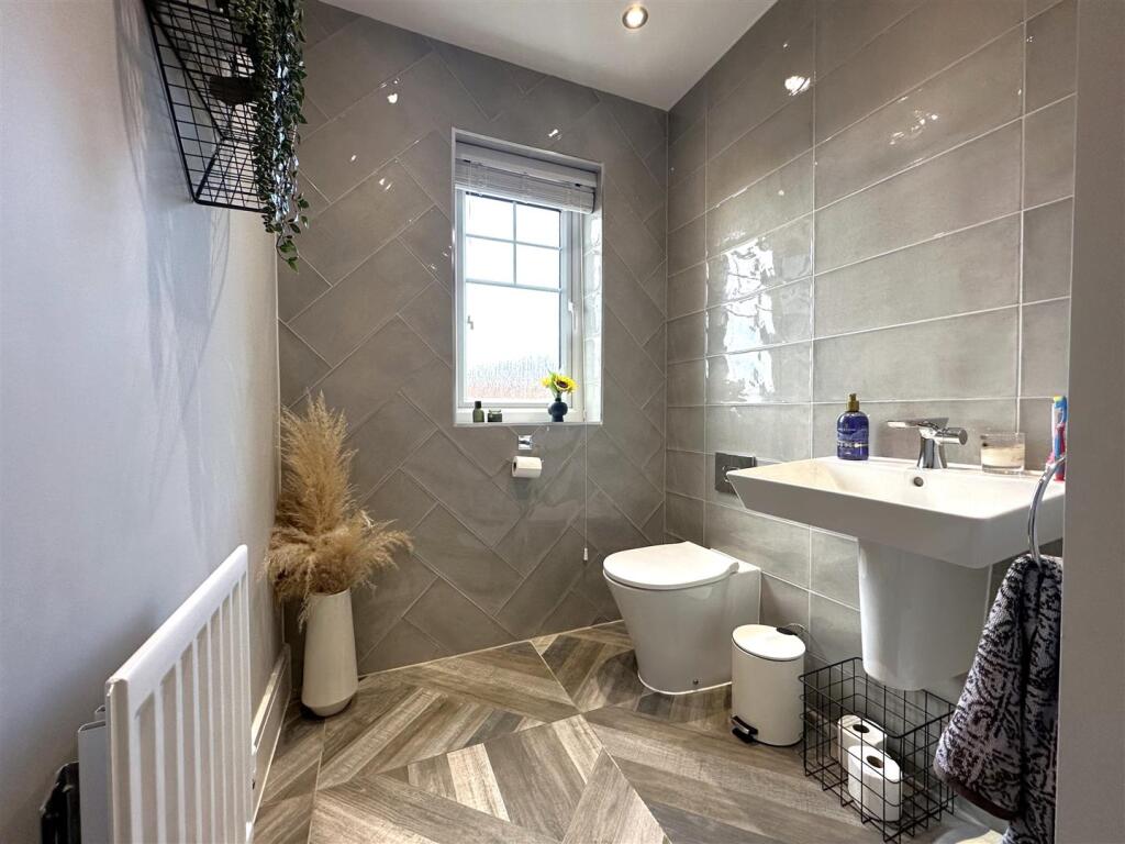 Ground Floor W.C 831