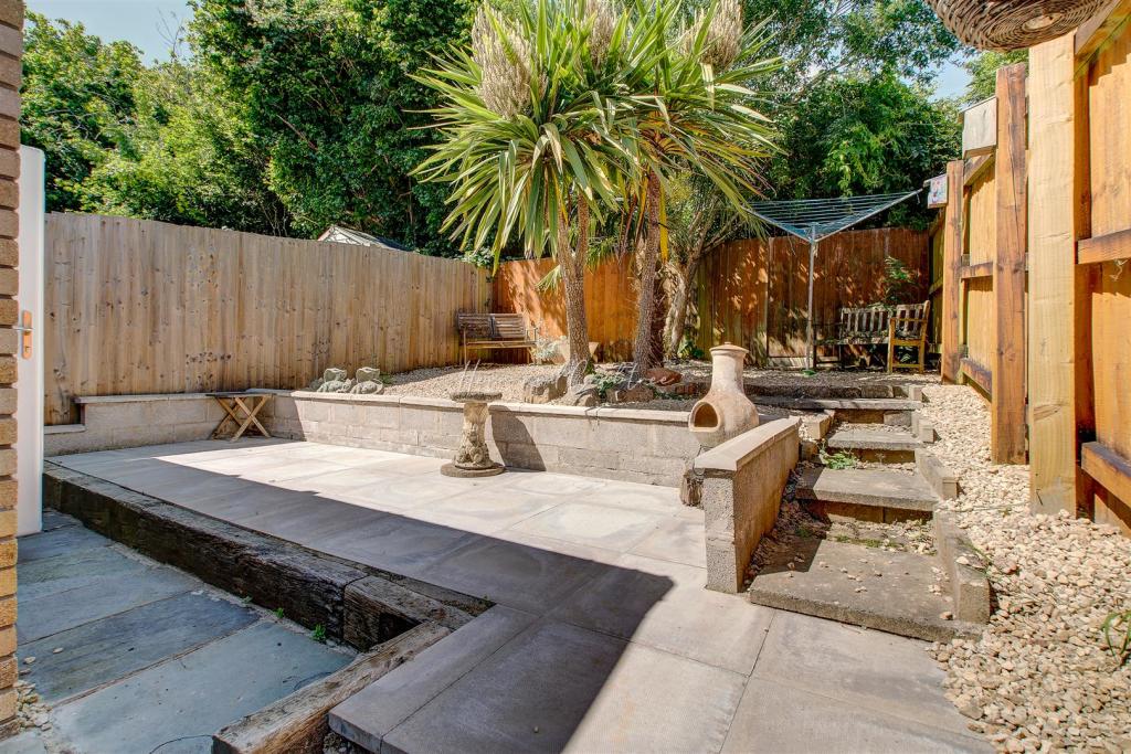 Camelot Way, Thornhill, HernCrabtree_ (9).jpg