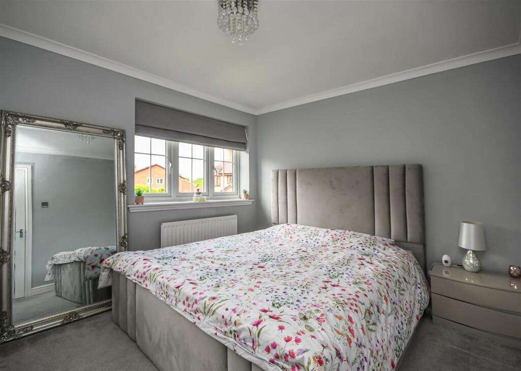 11 Penleigh Gardens-Bedroom 1.jpg