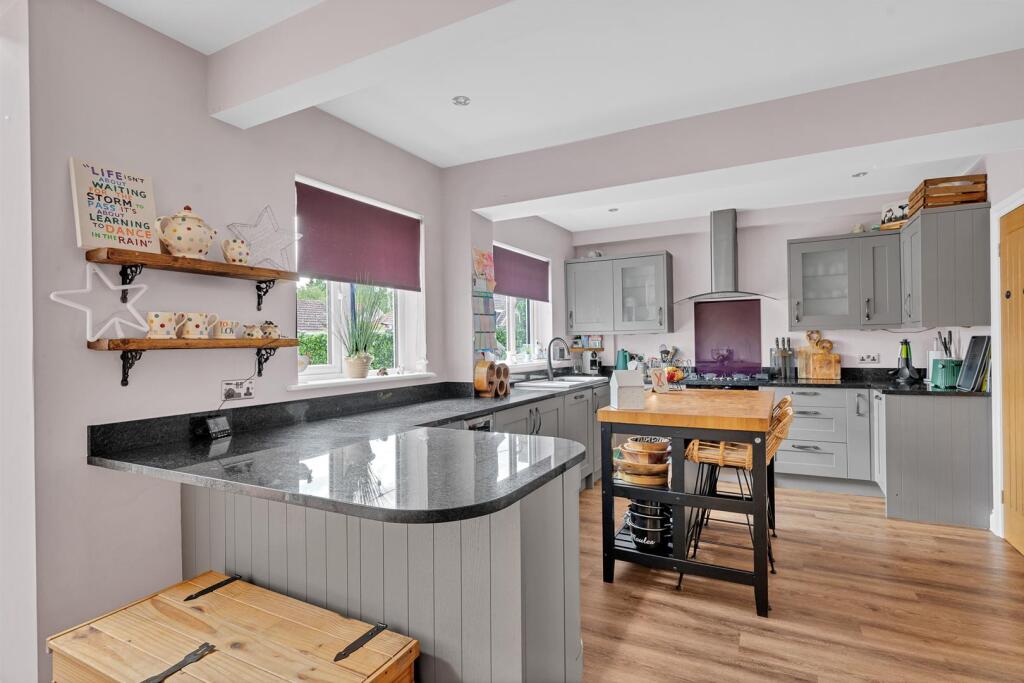 FITTED KITCHEN