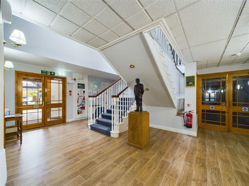 COMMUNAL ENTRANCE