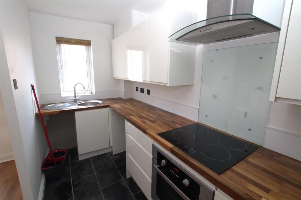 Troom Close Kitchen.jpg