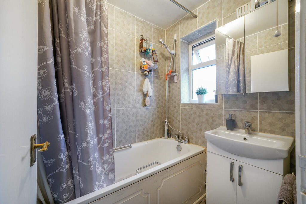 121 Meadfield - f...