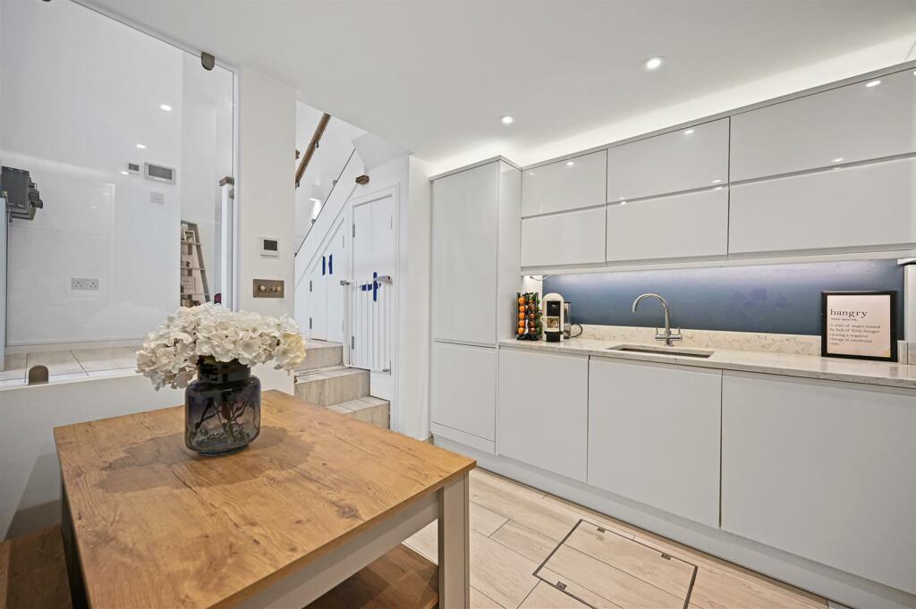 BCHJ - 4 Falstaff Mews - Kitchen b (4).jpg