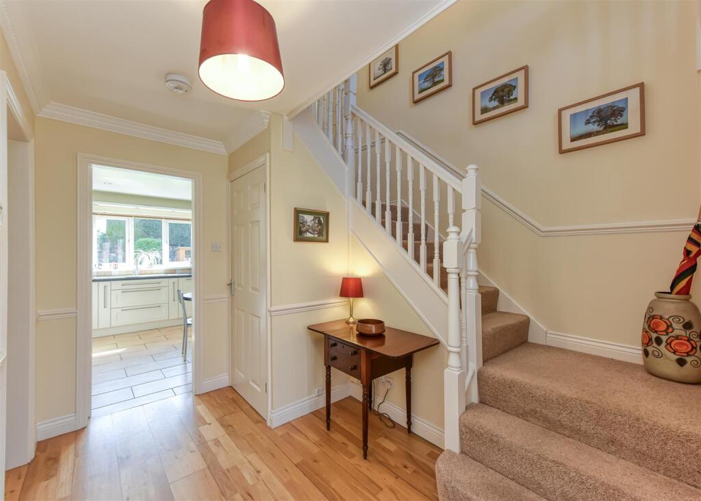 2 Yew Tree Gardens-hall1.jpg