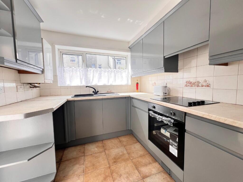 FITTED KITCHEN