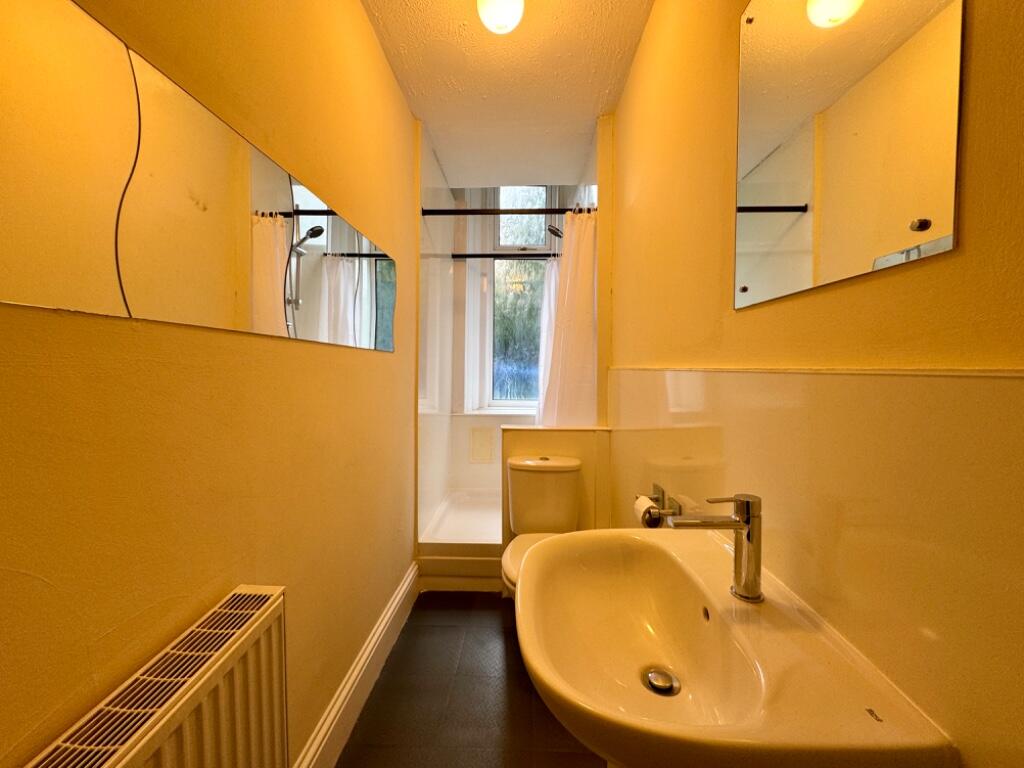 Shower room.