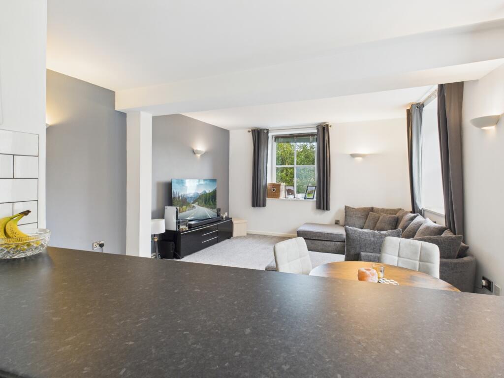 CAM03729G0-PR0142-STILL015