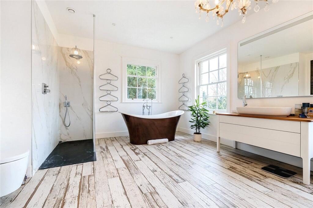 Ensuite Bathroom 1