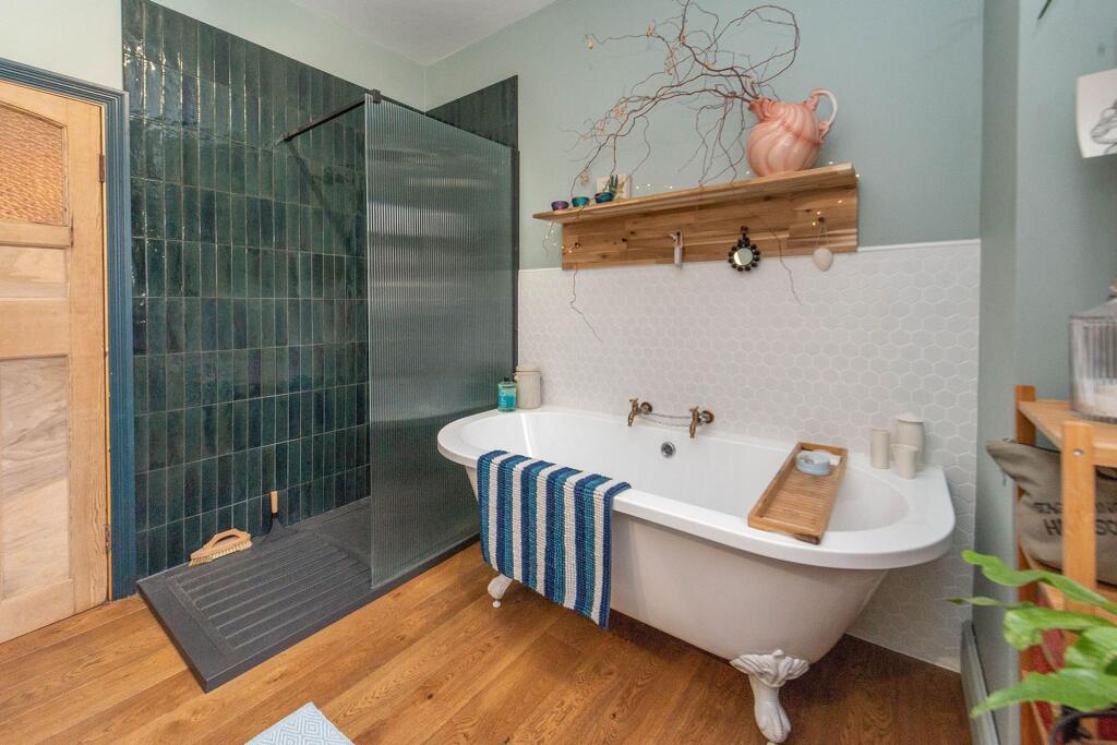 BEDROOMS AND BATHROOMS/UTILITY ROOM