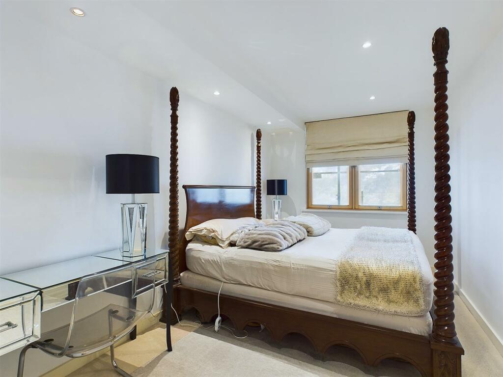 21 - Harbourside Flat for Auction, Bristol.jpg