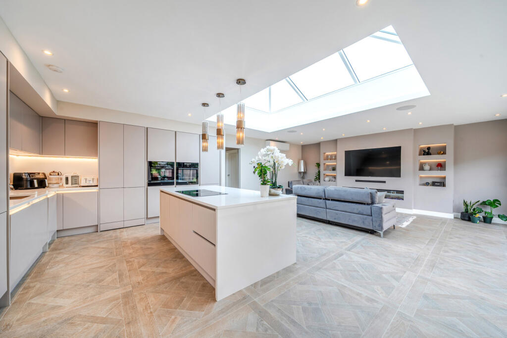 Sylvia Avenue, Pinner