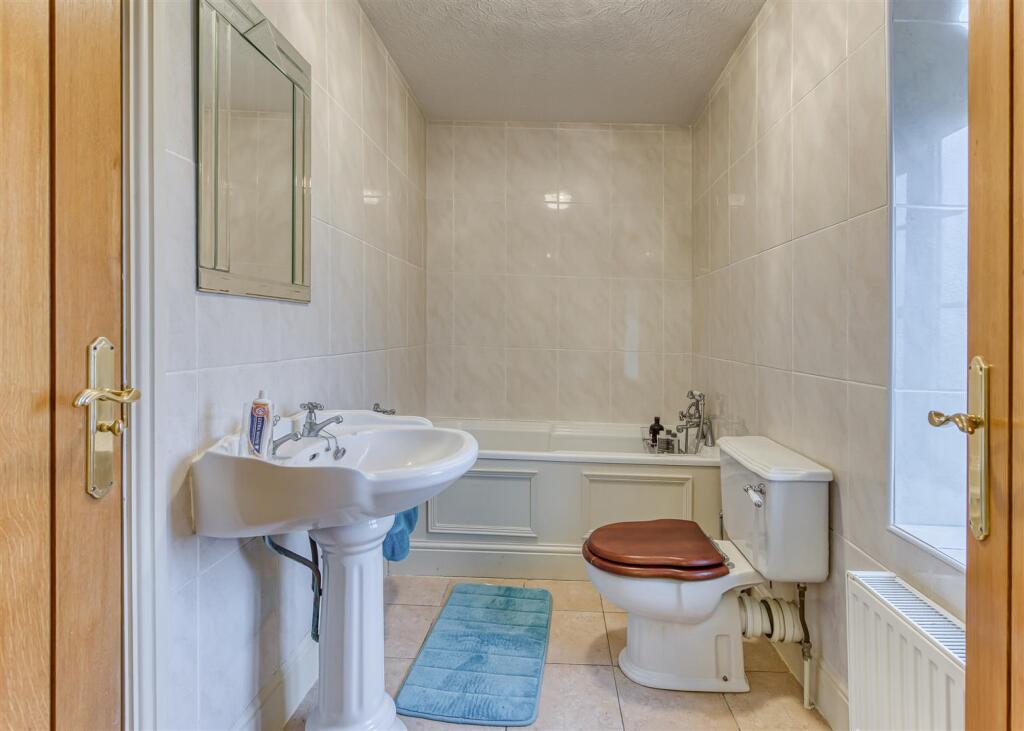 Hammerton House-bathroom.jpg