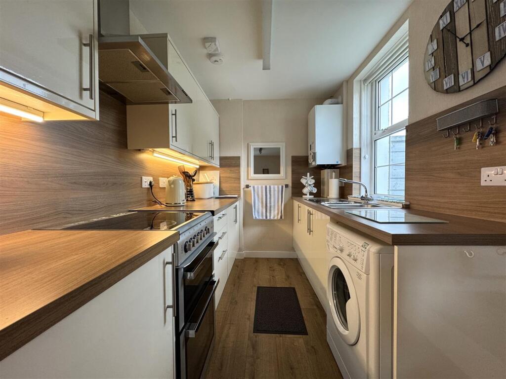 KITCHEN 2.JPG