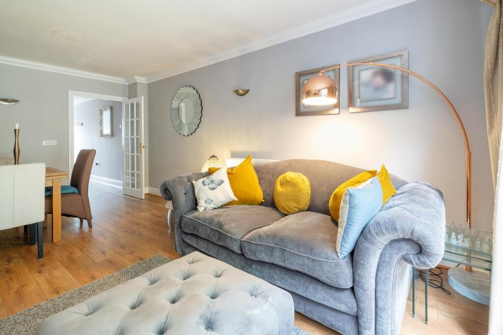 53 Cobb Close-12.JPG